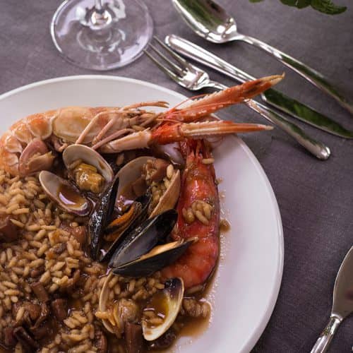 Paella d’arròs de Pals melós amb peix i marisc.